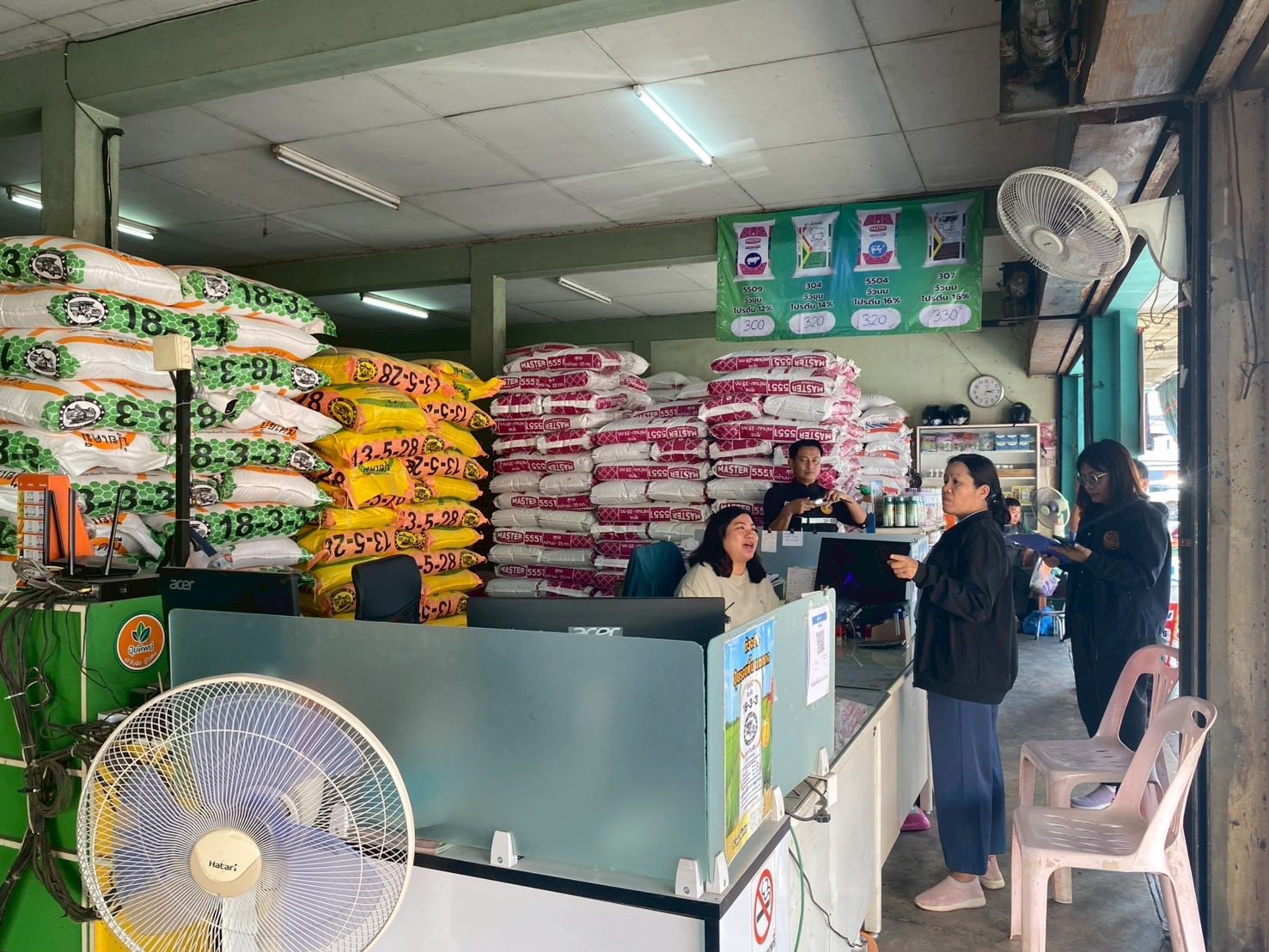 สำนักงานพาณิชย์จังหวัดอำนาจเจริญติดตามสถานการณ์ราคาปุ๋ยเคมี ยาปราบศัตรูพืชและอาหารสัตว์ ป้องกันการกักตุนสินค้า ฉวยโอกาสปรับขึ้นราคาอย่างไม่เป็นธรรม