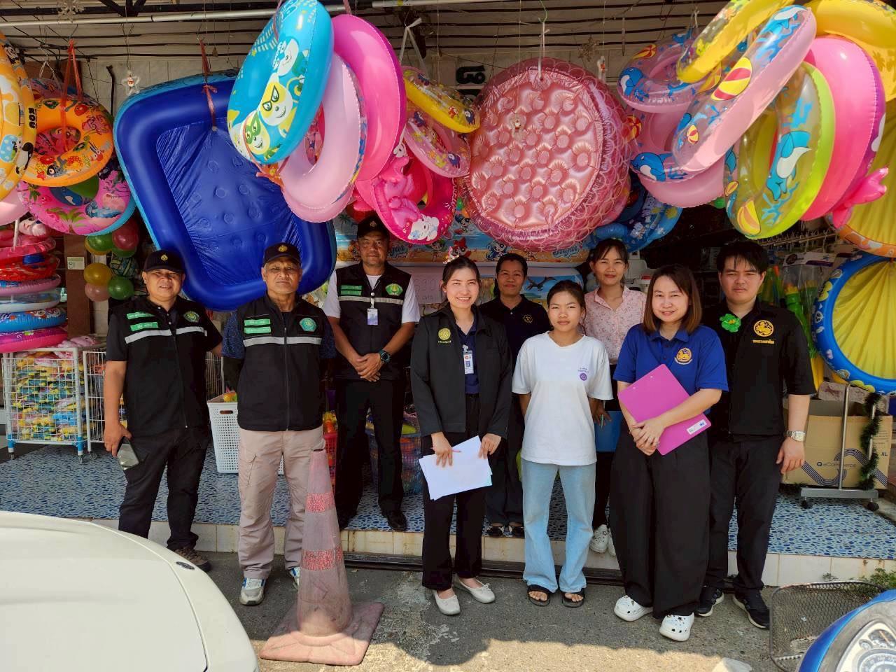 พาณิชย์อำนาจเจริญบูรณาการศูนย์ดำรงธรรมจังหวัดอำนาจเจริญ ลงพื้นที่ตรวจสอบเฝ้าระวังการจำหน่ายเครื่องเล่นฉีดน้ำ ในช่วงเทศกาลสงกรานต์ เพื่อเฝ้าระวังการกระทำความผิดและป้องปร้ามมิให้ผู้ประกอบการร้านค้ากระทำการอันเป็นการละเมิดสิทธิผู้บริโภค